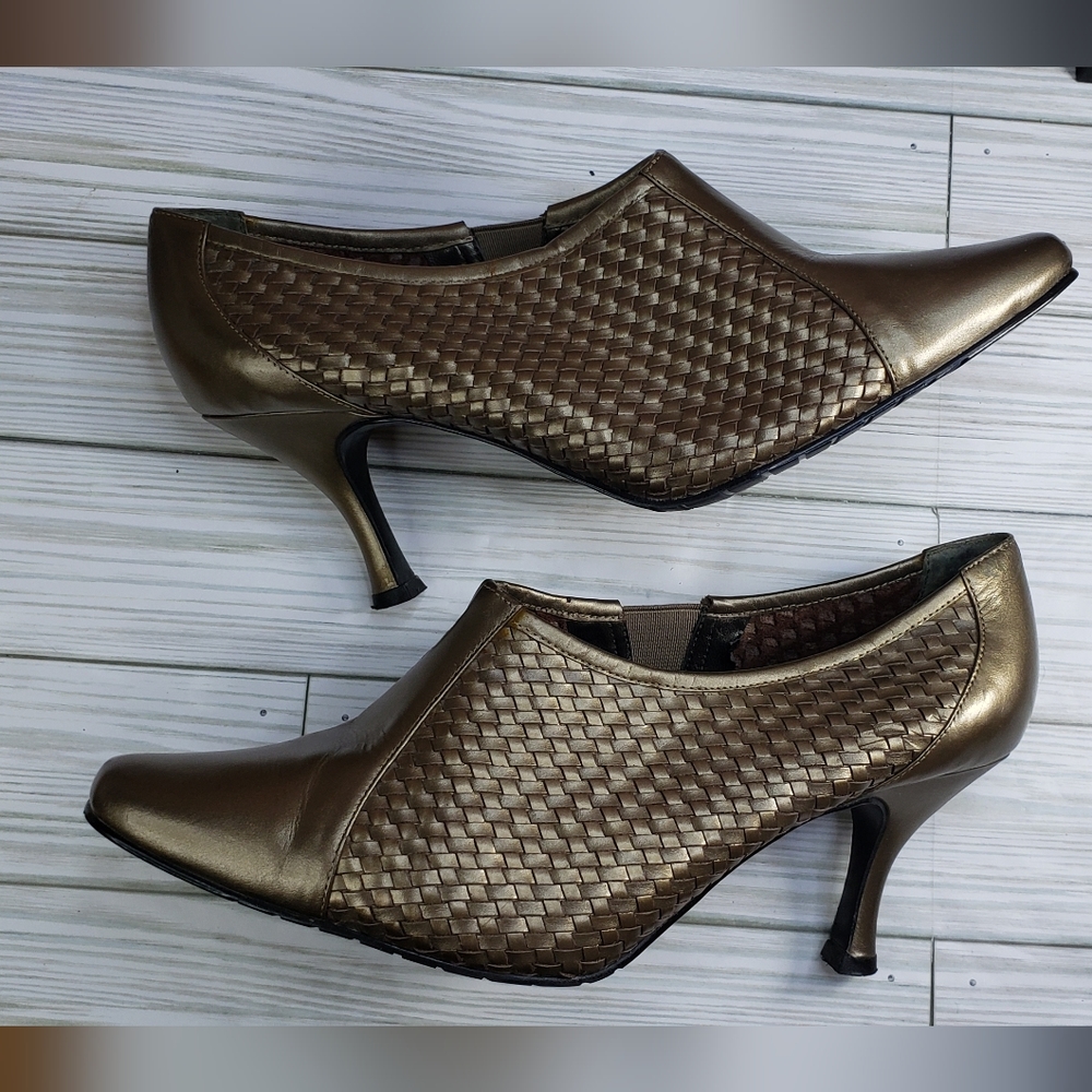 John David Brass-Colored Leather Heels size 9½WW (SU101)